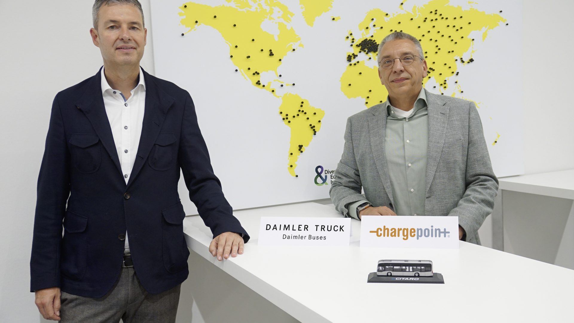 from left: Bernd Mack (Daimler Buses, Head of Customer Services & Parts and Used Vehicles) and Uwe Münch (ChargePoint, Director Bus & Transit Europe).