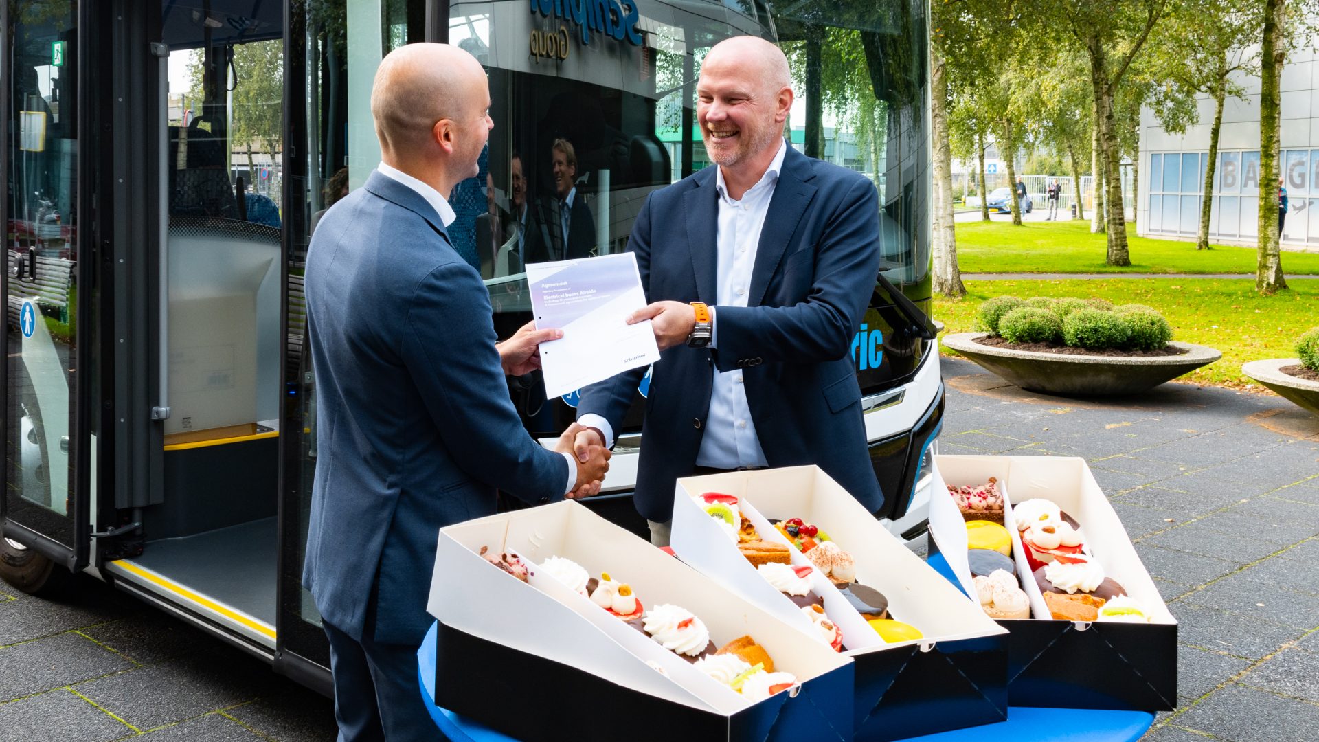 man electric buses schiphol